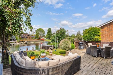 Hamhaugh Island, Shepperton, TW17 4 bed detached house for sale