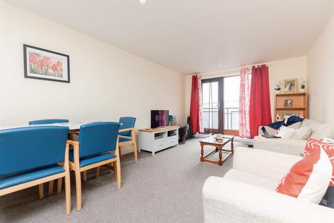 North Star Boulevard, Greenhithe, Kent 2 bed flat for sale