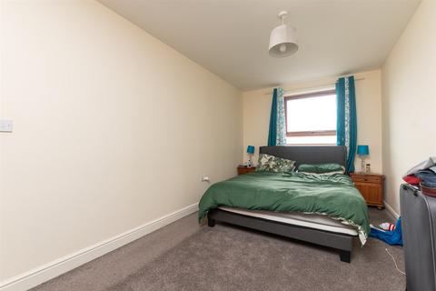 North Star Boulevard, Greenhithe, Kent 2 bed flat for sale