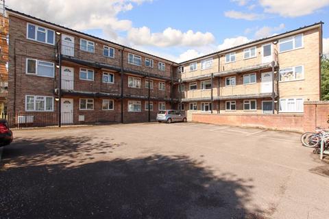 Riverside Gardens, Berkhamsted 2 bed maisonette for sale