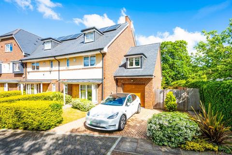 Cambridge Avenue, New Malden, KT3 5 bed end of terrace house for sale