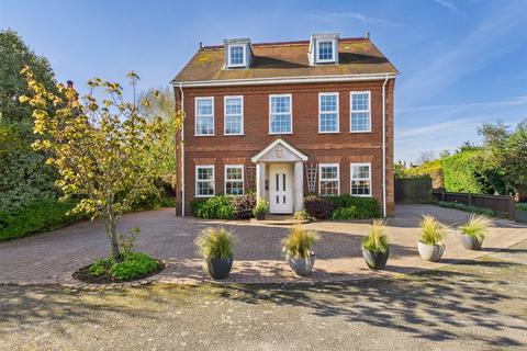 Candlet Grove, Felixstowe, Suffolk, IP11 5 bed detached house for sale