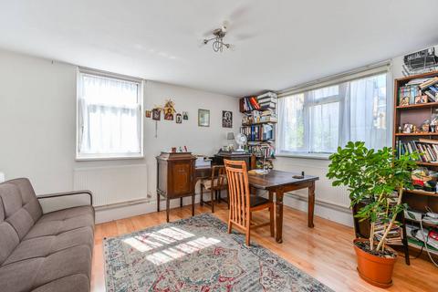 Ashley Crescent, Battersea, London, SW11 1 bed flat for sale