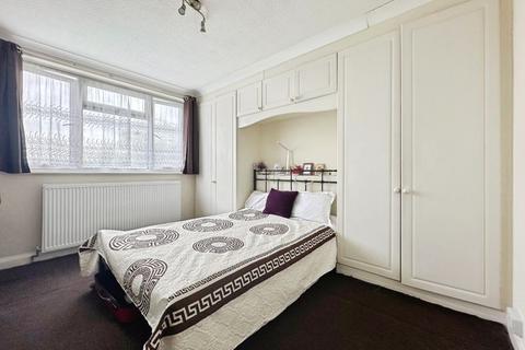 Stonegrove, Edgware HA8 2 bed flat for sale