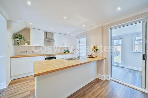 Kings Drive, Edgware 3 bed semi