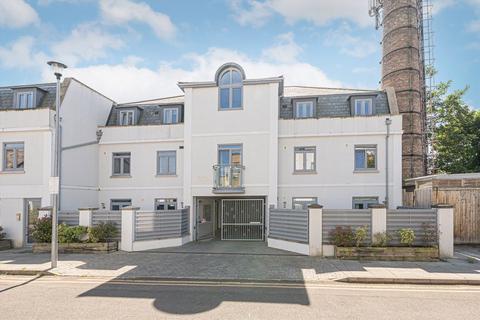 Pouparts Place, Twickenham TW2 2 bed flat for sale