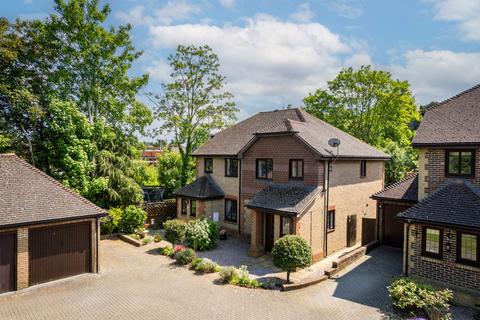 New Place Gardens, Lingfield, RH7 3 bed semi