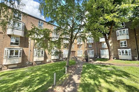 Albany Road, Pilgrims Hatch, Brentwood 2 bed apartment for sale