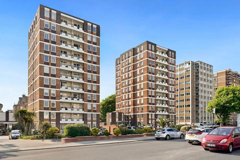 Grand Avenue, Hove, BN3 2 bed flat for sale