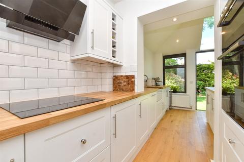 Sandes Place, Leatherhead KT22 2 bed semi