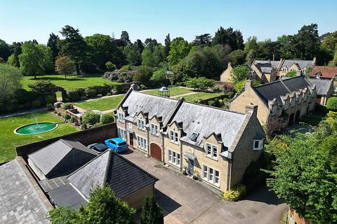 The Courtyard, Hemel Hempstead HP3 4 bed semi