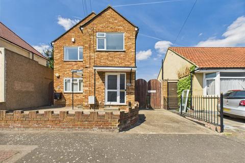 Grosvenor Road, Romford RM7 3 bed maisonette for sale