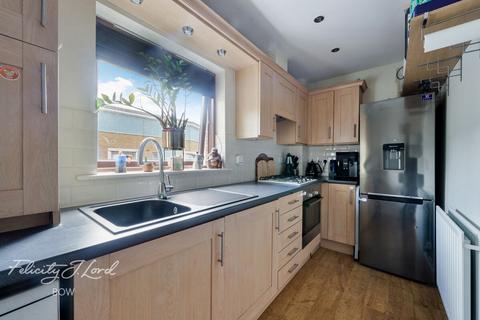 Brabazon Street, London, E14 2 bed flat for sale
