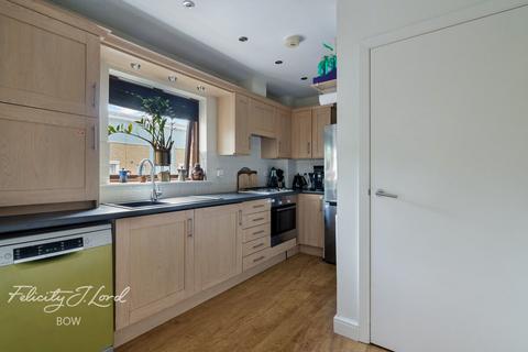 Brabazon Street, London, E14 2 bed flat for sale