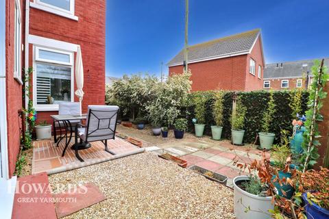Perebrown Avenue, Great Yarmouth 2 bed end of terrace house for sale