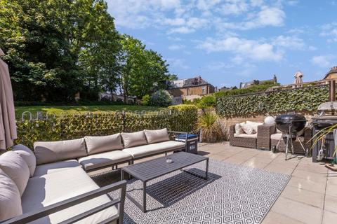 Putney Bridge Road, London SW18 2 bed flat for sale