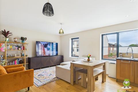 GREENLANDS ROAD, BASINGSTOKE... 2 bed flat for sale