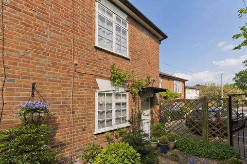 South Road, Weybridge KT13 2 bed terraced house for sale