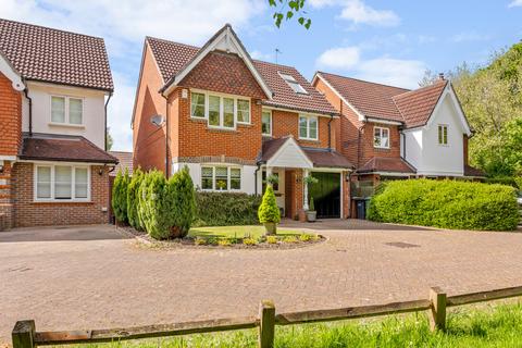 Furze Close, Horley, Surrey, RH6 5 bed detached house for sale