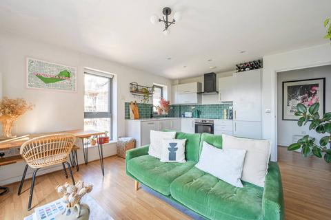 117 Hamlets Way, London E3 1 bed flat for sale