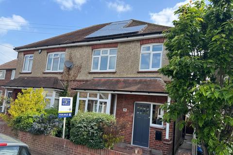South Avenue, Egham, Surrey, TW20 3 bed semi