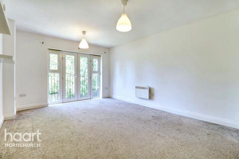 Stafford Avenue, HORNCHURCH 2 bed flat for sale
