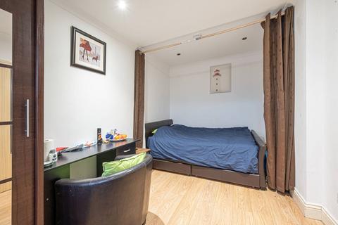 Tash Place, New Southgate, London, N11 5 bed terraced house for sale
