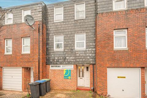 Tash Place, New Southgate, London, N11 5 bed terraced house for sale