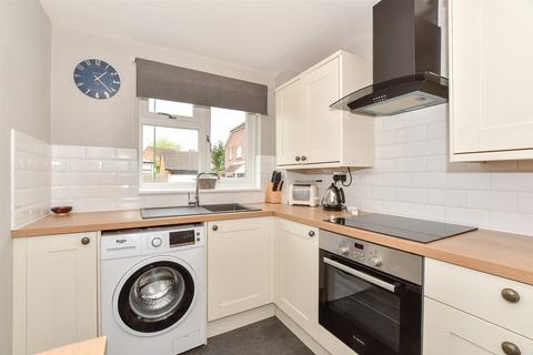 Windsor Close, Horsham RH13 1 bed ground floor flat for sale
