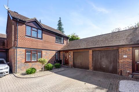 Glebelands, Crawley RH10 3 bed link detached house for sale