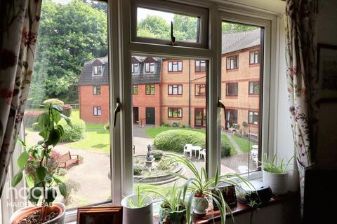 Shoppenhangers Road, Maidenhead 1 bed apartment for sale