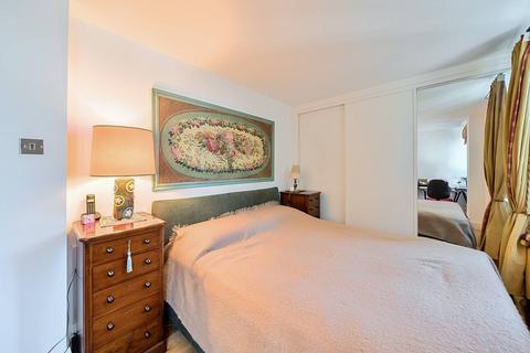 North End Road, Fulham Broadway... 2 bed flat for sale