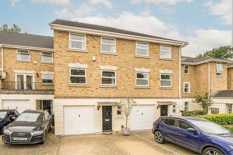 Penners Gardens, Surbiton KT6 3 bed semi