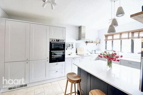 St Michaels Close, Aylesbury 4 bed link detached house for sale