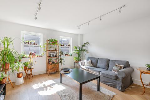 Essex Road, Islington, London, N1 2 bed flat for sale