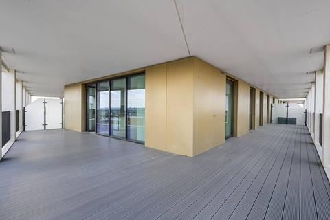 Pinnacle House, Royal Docks, London, E16 3 bed flat for sale