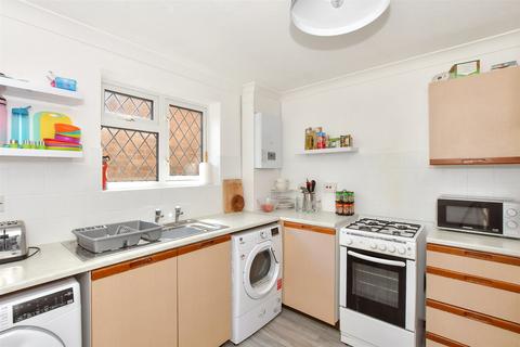 Broad Oaks, Wickford SS12 2 bed detached bungalow for sale