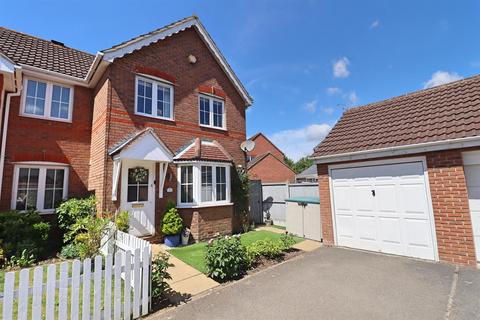 Daphne Close, Great Notley, Braintree 3 bed semi