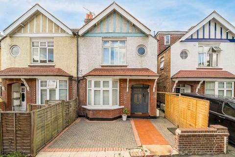 Windmill Road, Brentford TW8 2 bed flat for sale