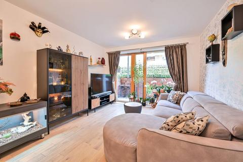 Chadwick House, Battersea, London, SW11 2 bed flat for sale