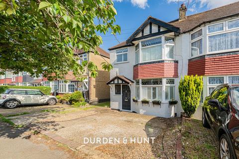 Oakwood Hill, Loughton, IG10 3 bed end of terrace house for sale
