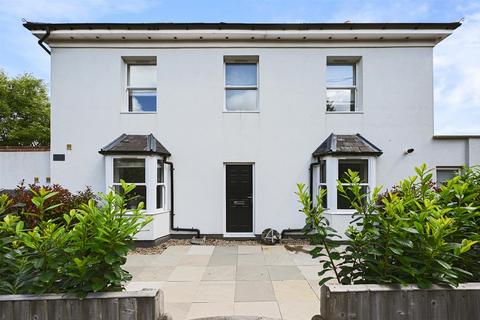 Buckland Road, Buckland, HP22 2 bed apartment for sale