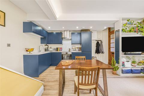 Balham High Road, London, SW17 3 bed flat for sale