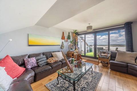 Crown Street, Harrow on the Hill... 2 bed flat for sale
