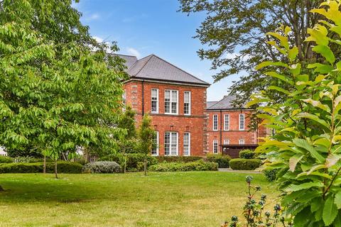 Longley Road, Chichester 2 bed flat for sale