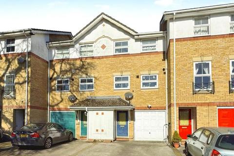 Ladys Close, Hertfordshire WD18 3 bed terraced house