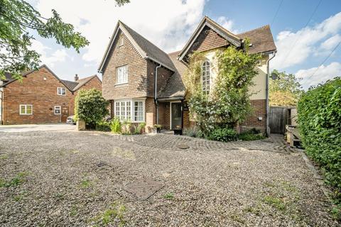 Aylesbury,  Buckinghamshire,  HP22 5 bed detached house for sale