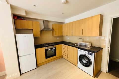 Great North Way, London, NW4 3 bed ground floor flat for sale
