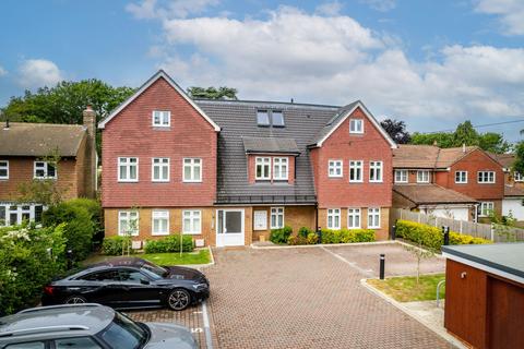 Hayes Lane, Kenley, CR8 2 bed flat for sale