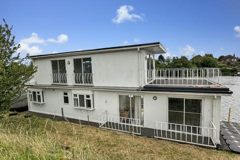 Lower Sunbury Road, Hampton TW12 2 bed houseboat for sale